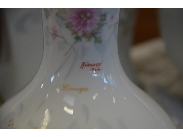 Mechelse eiken kast 2 deuren 2 laden afm. 150x50x80, bruin houten kast laag model 2 deuren 2 laden afm. 100x55x105, beeldje vader met kind, 5 diverse sierstukken limoges, lamp met kap limoges - afbeelding 14 van  17