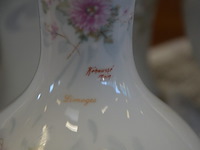 Mechelse eiken kast 2 deuren 2 laden afm. 150x50x80, bruin houten kast laag model 2 deuren 2 laden afm. 100x55x105, beeldje vader met kind, 5 diverse sierstukken limoges, lamp met kap limoges - afbeelding 14 van  17