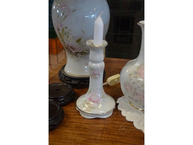 Mechelse eiken kast 2 deuren 2 laden afm. 150x50x80, bruin houten kast laag model 2 deuren 2 laden afm. 100x55x105, beeldje vader met kind, 5 diverse sierstukken limoges, lamp met kap limoges - afbeelding 15 van  17