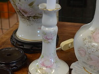 Mechelse eiken kast 2 deuren 2 laden afm. 150x50x80, bruin houten kast laag model 2 deuren 2 laden afm. 100x55x105, beeldje vader met kind, 5 diverse sierstukken limoges, lamp met kap limoges - afbeelding 15 van  17