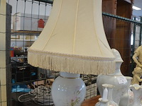 Mechelse eiken kast 2 deuren 2 laden afm. 150x50x80, bruin houten kast laag model 2 deuren 2 laden afm. 100x55x105, beeldje vader met kind, 5 diverse sierstukken limoges, lamp met kap limoges - afbeelding 16 van  17