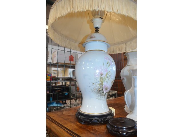 Mechelse eiken kast 2 deuren 2 laden afm. 150x50x80, bruin houten kast laag model 2 deuren 2 laden afm. 100x55x105, beeldje vader met kind, 5 diverse sierstukken limoges, lamp met kap limoges - afbeelding 17 van  17