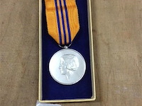 …medaille koningin beatrice - afbeelding 1 van  2