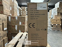 Medium horse brown with white hoof - afbeelding 2 van  3