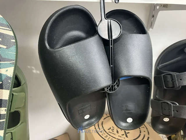 Meer dan 275 paar schoenen - afbeelding 10 van  91