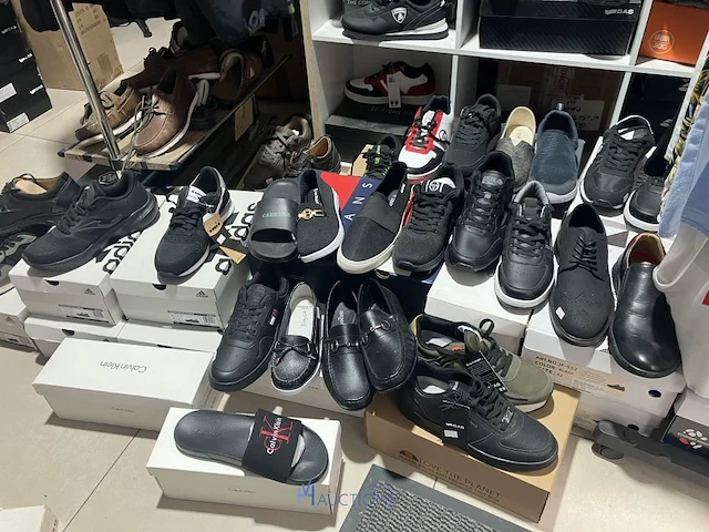 Meer dan 275 paar schoenen - afbeelding 1 van  91