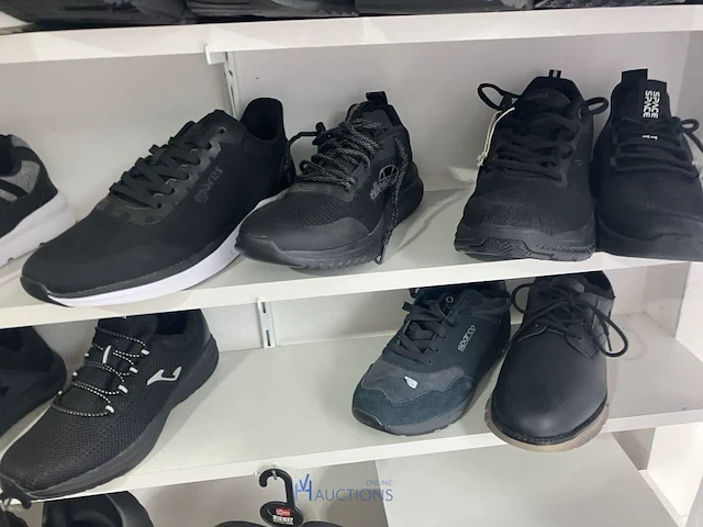 Meer dan 275 paar schoenen - afbeelding 17 van  91