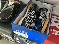 Meer dan 275 paar schoenen - afbeelding 27 van  91