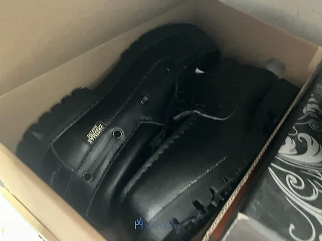 Meer dan 275 paar schoenen - afbeelding 31 van  91
