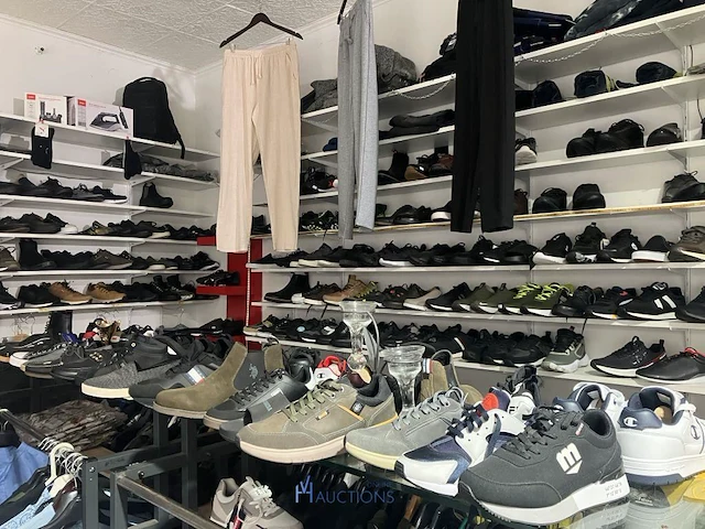 Meer dan 275 paar schoenen - afbeelding 23 van  91