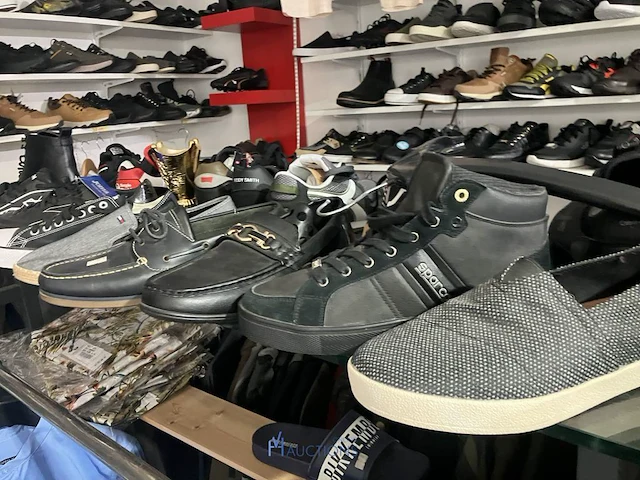 Meer dan 275 paar schoenen - afbeelding 50 van  91