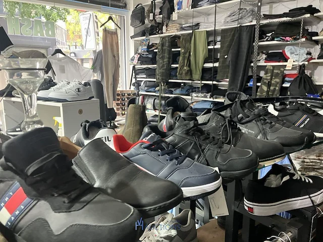 Meer dan 275 paar schoenen - afbeelding 58 van  91