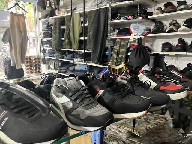 Meer dan 275 paar schoenen - afbeelding 60 van  91