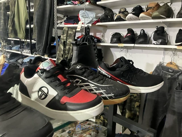 Meer dan 275 paar schoenen - afbeelding 61 van  91
