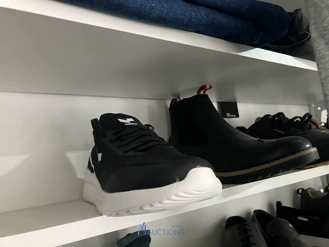 Meer dan 275 paar schoenen - afbeelding 76 van  91
