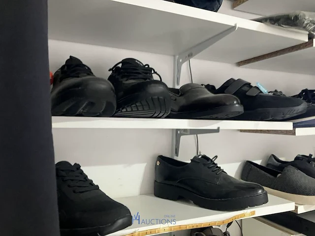Meer dan 275 paar schoenen - afbeelding 77 van  91