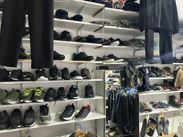 Meer dan 275 paar schoenen - afbeelding 78 van  91