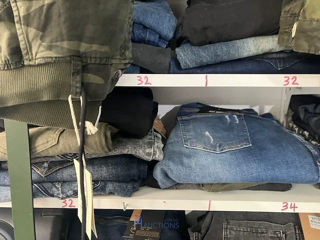 Meer dan 675 kledingstukken - afbeelding 82 van  101