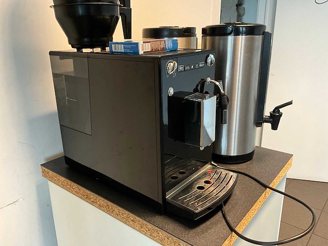 Melitta koffiemachine, koelkast en 2 percolators - afbeelding 1 van  2