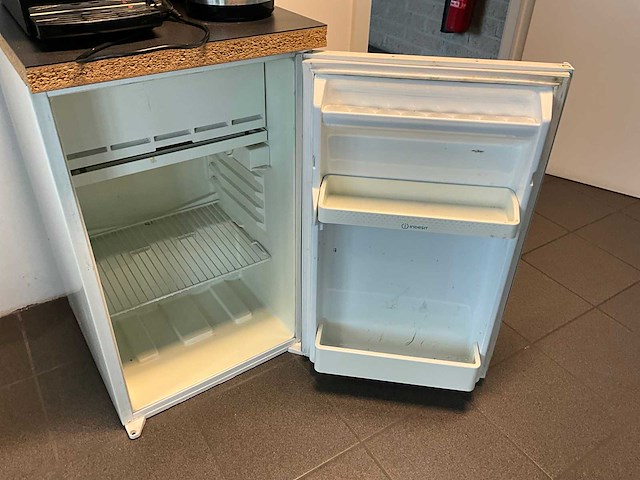 Melitta koffiemachine, koelkast en 2 percolators - afbeelding 2 van  2