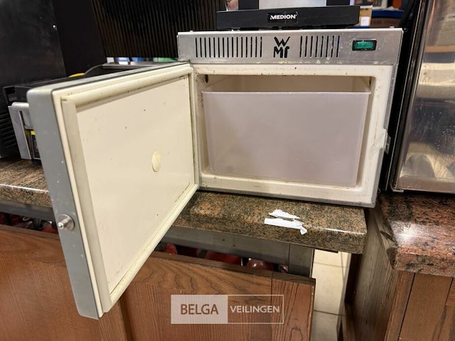 Melkkoeler en kleine koffieautomaat - afbeelding 3 van  3