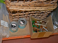 Melkopschuimer, stijltang, vijzel, nekkussen, bankbeschermer, spiezen, snijplank, 2 rieten manden - afbeelding 4 van  11