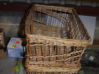 Melkopschuimer, stijltang, vijzel, nekkussen, bankbeschermer, spiezen, snijplank, 2 rieten manden - afbeelding 5 van  11