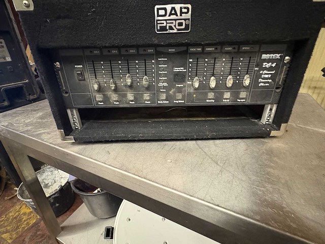 Mengtafel - various audio equipment - afbeelding 1 van  8