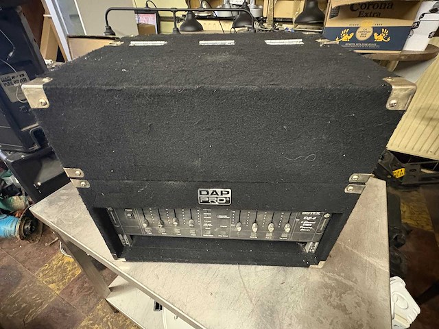 Mengtafel - various audio equipment - afbeelding 2 van  8