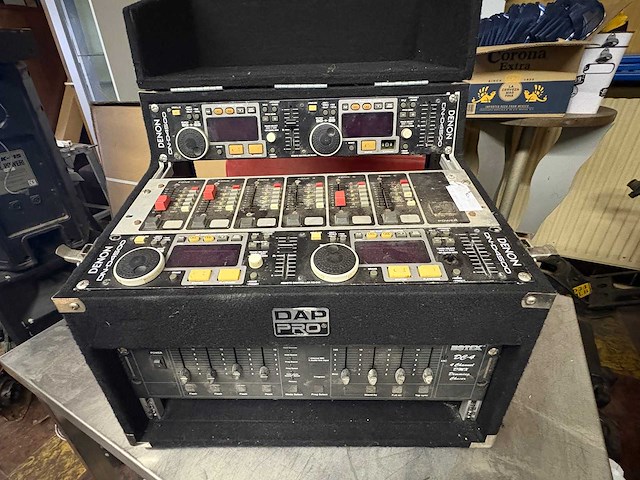 Mengtafel - various audio equipment - afbeelding 1 van  8