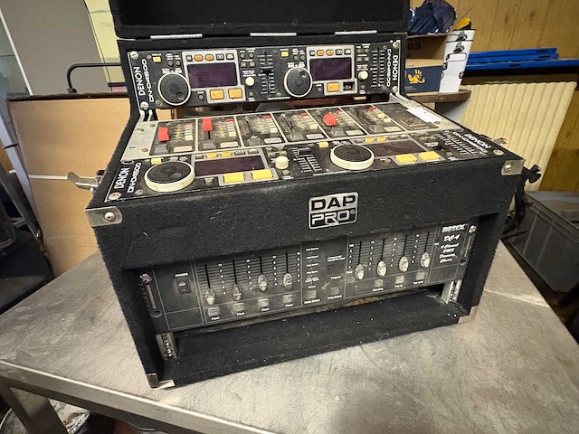 Mengtafel - various audio equipment - afbeelding 2 van  8