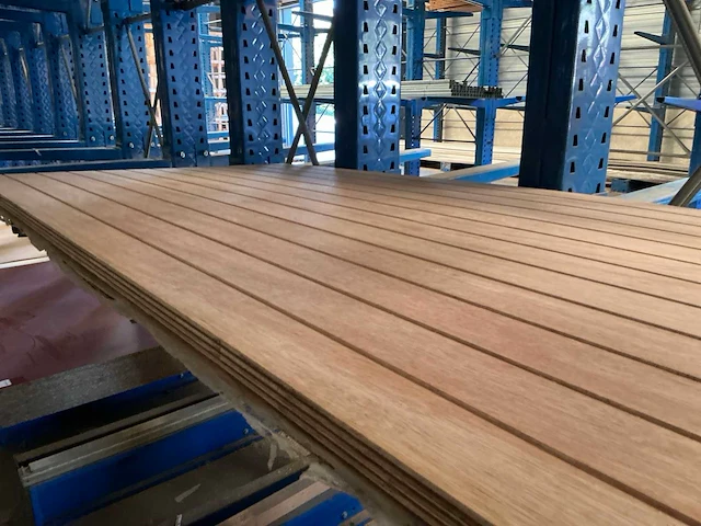 Meranti multiplex met tand/groef (4x) - afbeelding 1 van  4