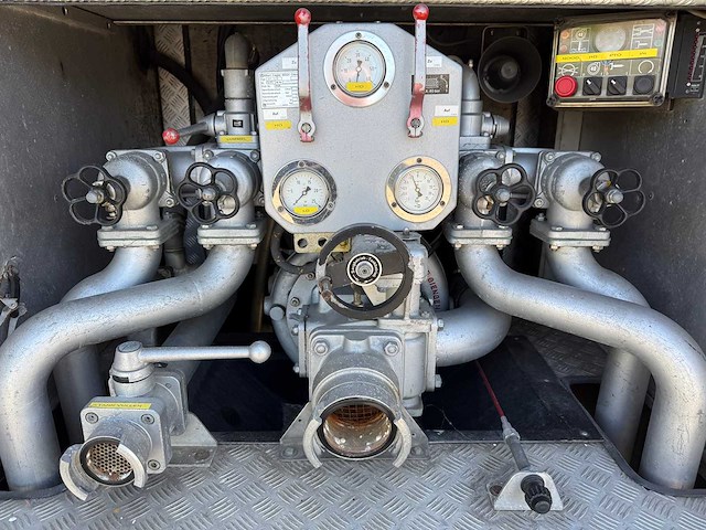 Mercedes - 1995 - 1124 - brandweerwagen - afbeelding 10 van  46