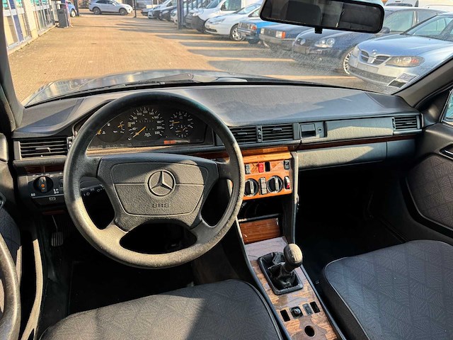 Mercedes - 1995 - e250td - w124 - personenauto - afbeelding 2 van  16