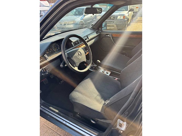 Mercedes - 1995 - e250td - w124 - personenauto - afbeelding 3 van  16