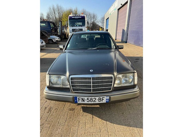 Mercedes - 1995 - e250td - w124 - personenauto - afbeelding 9 van  16