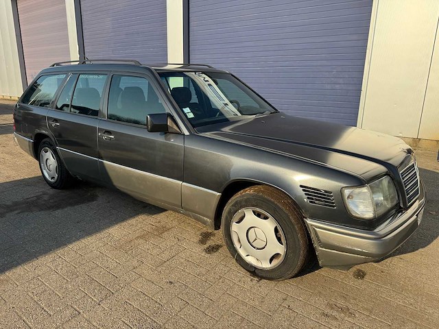 Mercedes - 1995 - e250td - w124 - personenauto - afbeelding 10 van  16