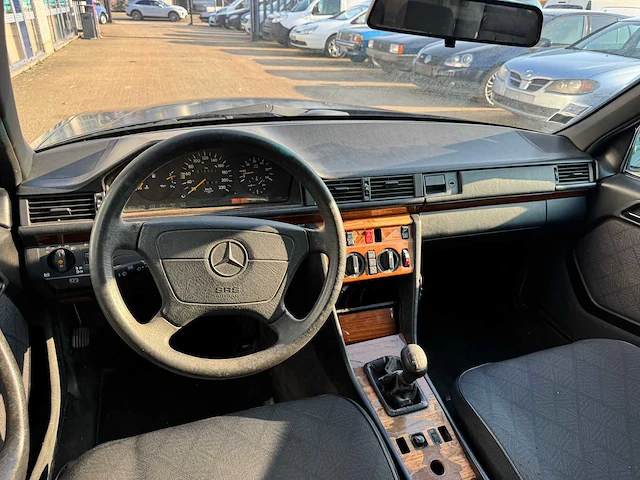 Mercedes - 1995 - e250td - w124 - personenauto - afbeelding 2 van  16