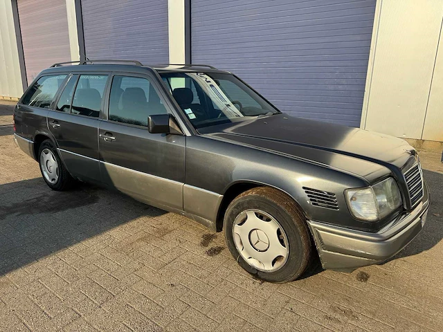 Mercedes - 1995 - e250td - w124 - personenauto - afbeelding 10 van  16