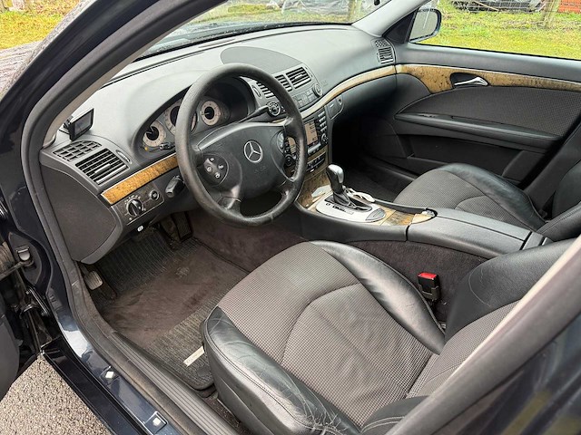Mercedes - 2006 - e220 cdi - personenauto - afbeelding 9 van  24