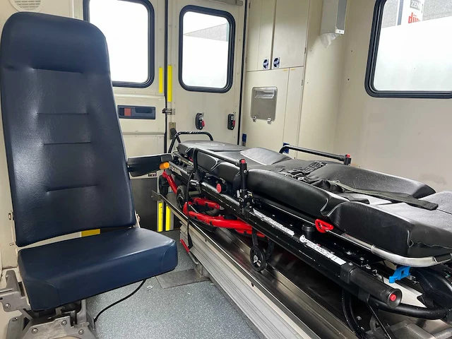 Mercedes - 2008 - sprinter 318 cdi - ambulance - afbeelding 14 van  44