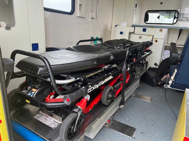 Mercedes - 2008 - sprinter 318 cdi - ambulance - afbeelding 8 van  44
