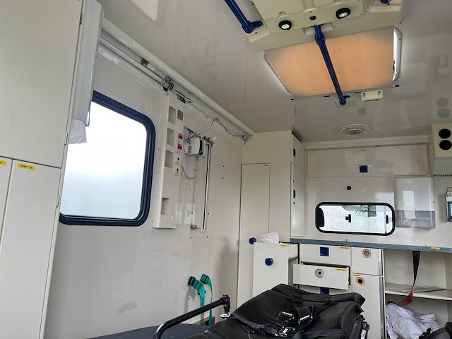 Mercedes - 2008 - sprinter 318 cdi - ambulance - afbeelding 9 van  44