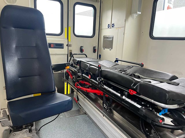 Mercedes - 2008 - sprinter 318 cdi - ambulance - afbeelding 13 van  44