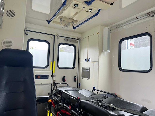 Mercedes - 2008 - sprinter 318 cdi - ambulance - afbeelding 14 van  44