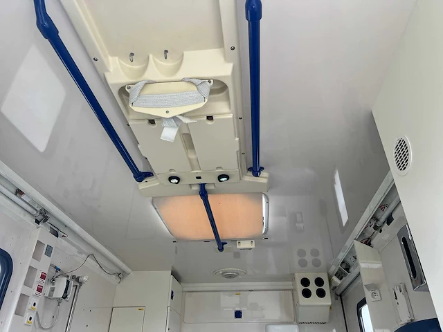 Mercedes - 2008 - sprinter 318 cdi - ambulance - afbeelding 37 van  44