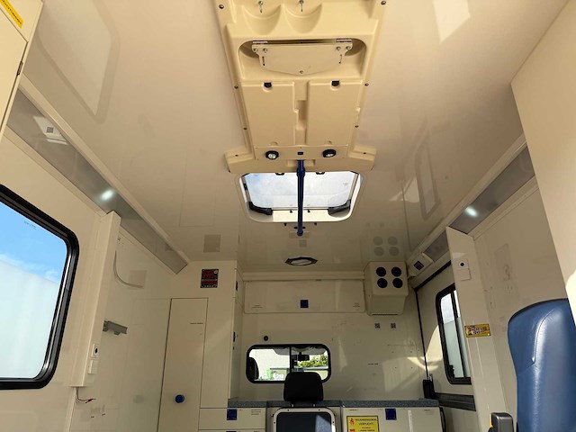 Mercedes - 2013 - 315 cdi - ambulance - personenauto - afbeelding 21 van  42