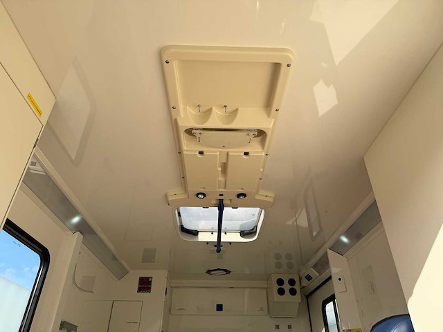 Mercedes - 2013 - 315 cdi - ambulance - personenauto - afbeelding 22 van  42