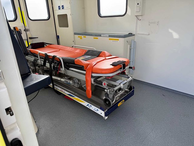 Mercedes - 2013 - 315 cdi - ambulance - personenauto - afbeelding 4 van  16