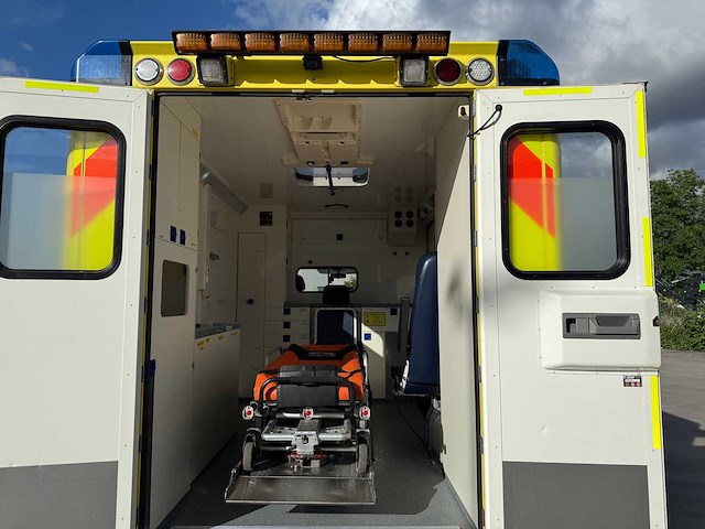 Mercedes - 2013 - 315 cdi - ambulance - personenauto - afbeelding 7 van  16